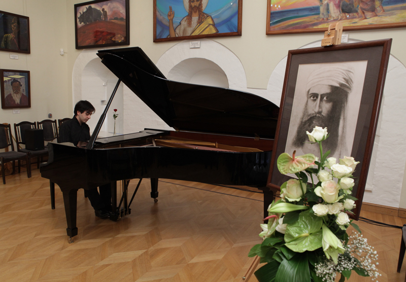 The performance by Mr Luka Okroscvaridze, Fellow of the Charitable Foundation by name of Helena Roerich