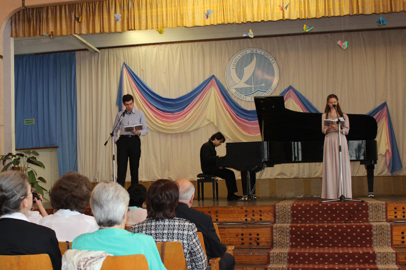 «Белый павлин» в исполнении Джонатана Кимельфельда и Анны Сырневой. У рояля Лука Окросцваридзе