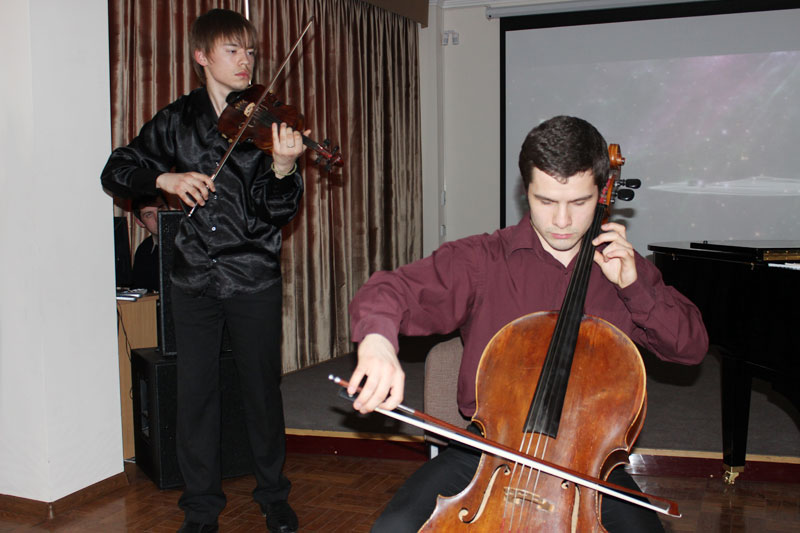Даниил Посаженников (скрипка) и Борис Жилинский (виолончель)
